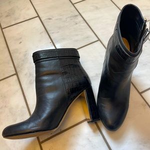 Ann Taylor Sam side zip black booties 9M